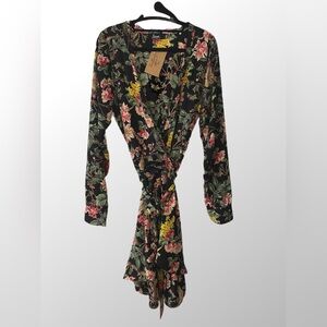 •SOLD•

Louve design (Montreal brand) floral wrap-up dress Size M